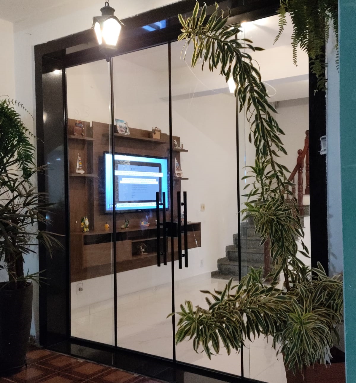 [Imagem de uma porta de vidro temperado em um escritório]